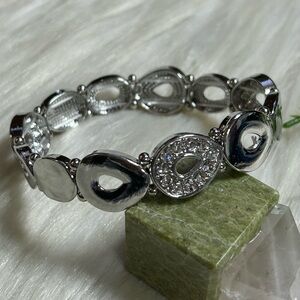 Faceted rhinestones Silver tone stretchy bracelet
